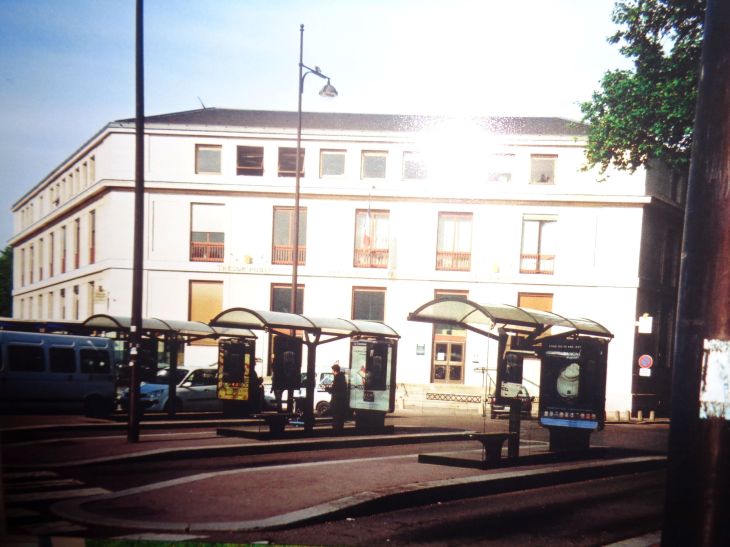 Versailles ave de l'Europe bus stop Dir Dép des Fin Publi bldg