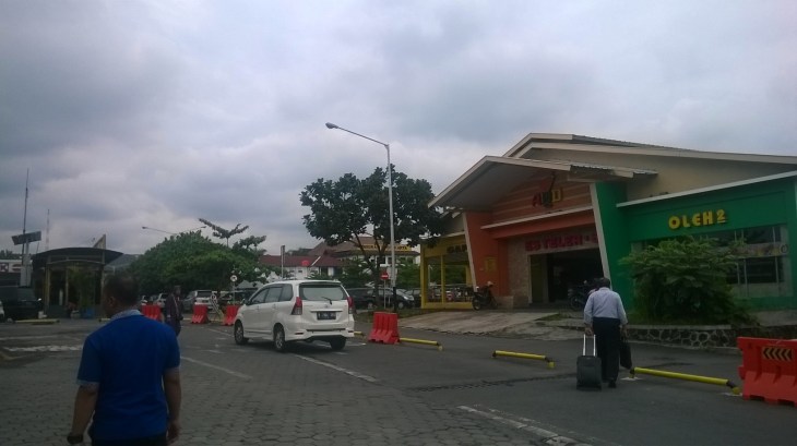 yogyakarta-adisutjipto-out-of-airport-look-driver-past-bus-stop-nov16