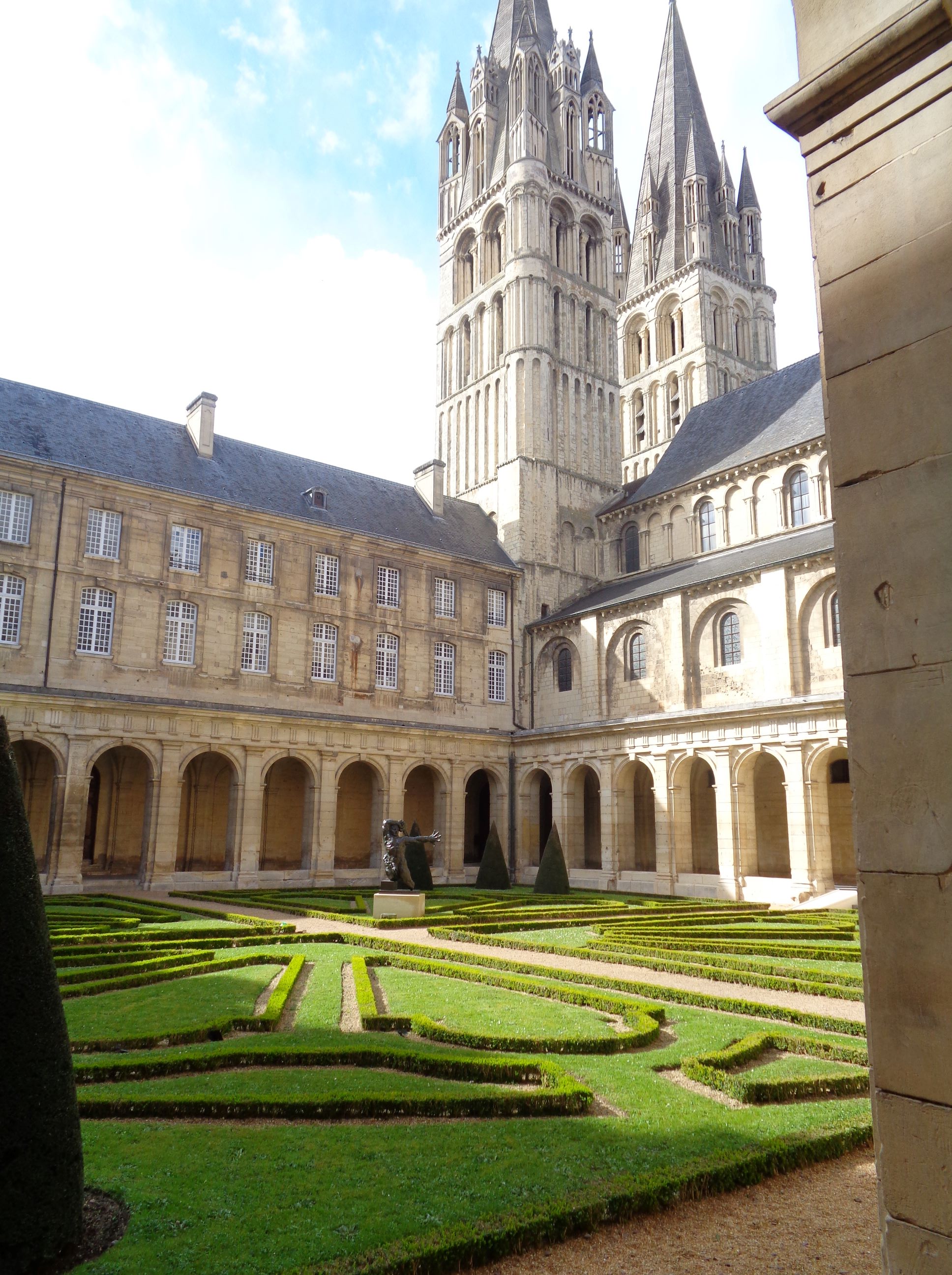 Caen abbaye aux hommes cloister statue belltower apr23