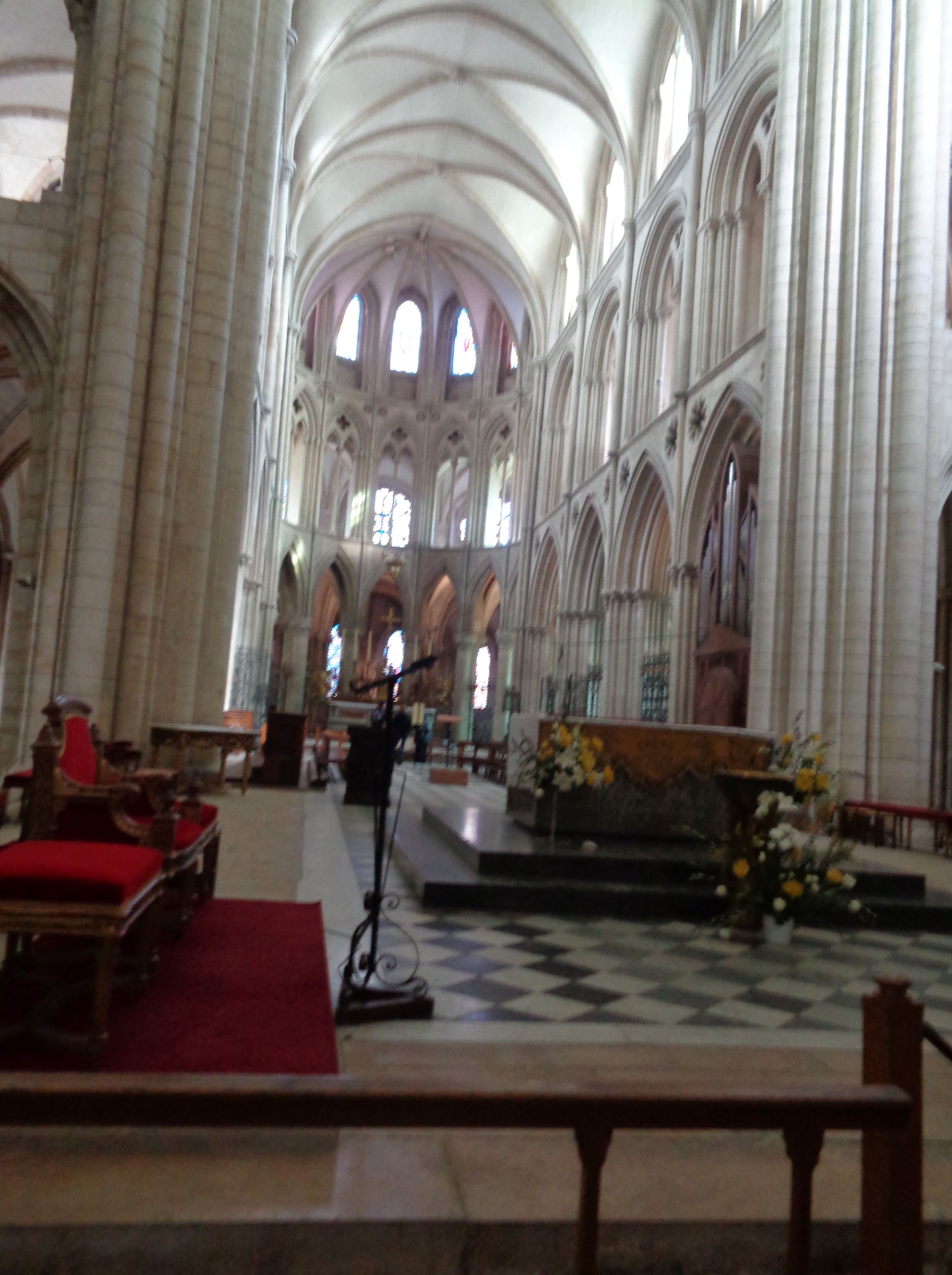 Caen ch Saint Etienne altar across apr23