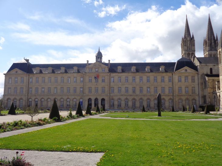 Caen hôtel de ville front Abbaye aux Hommes apr23
