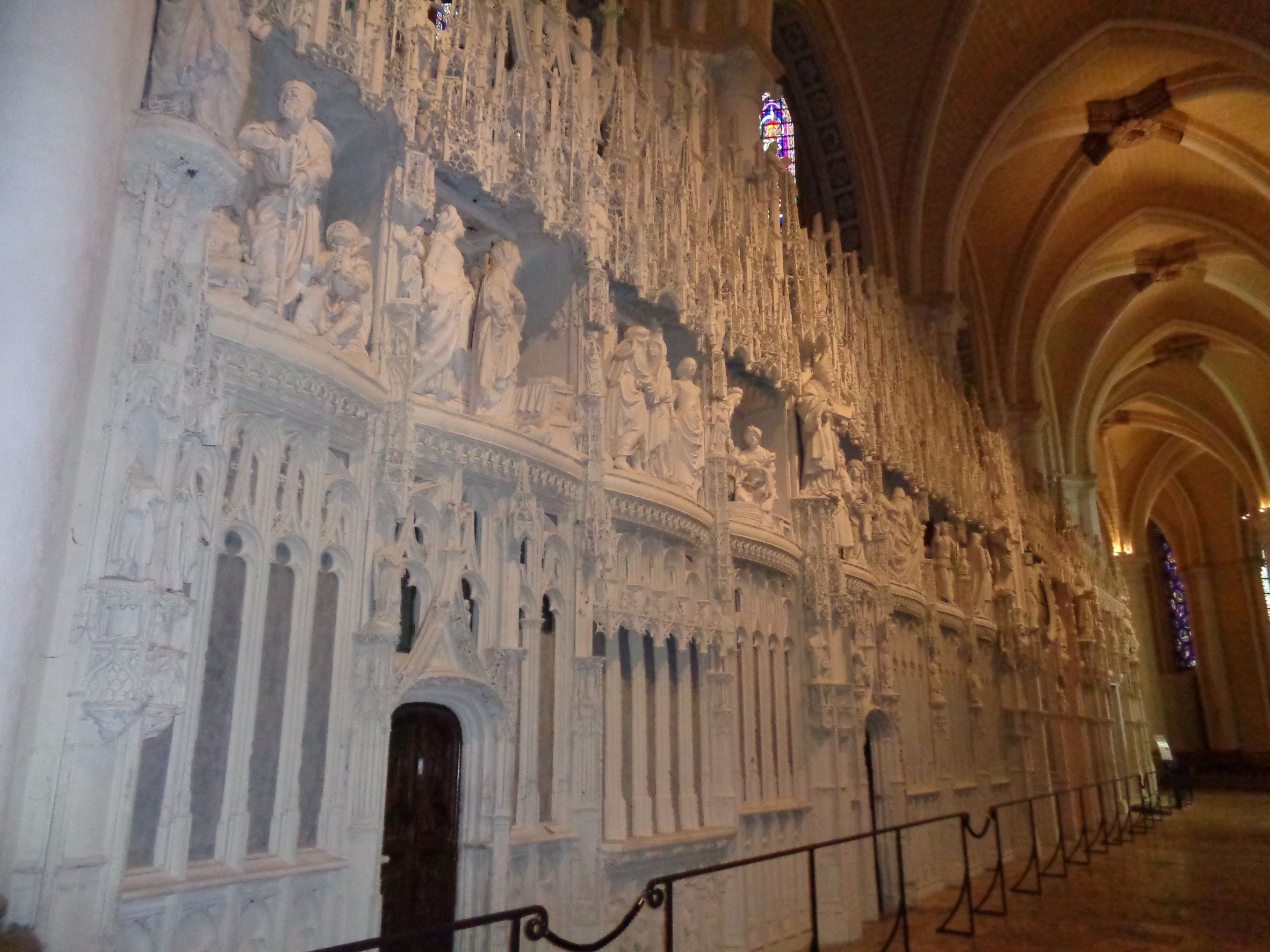 Chartres Cat ND choir apostles side sep21