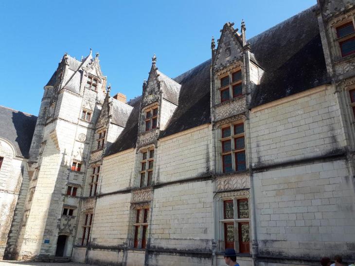 chateau goulaine tour yolande side aug18