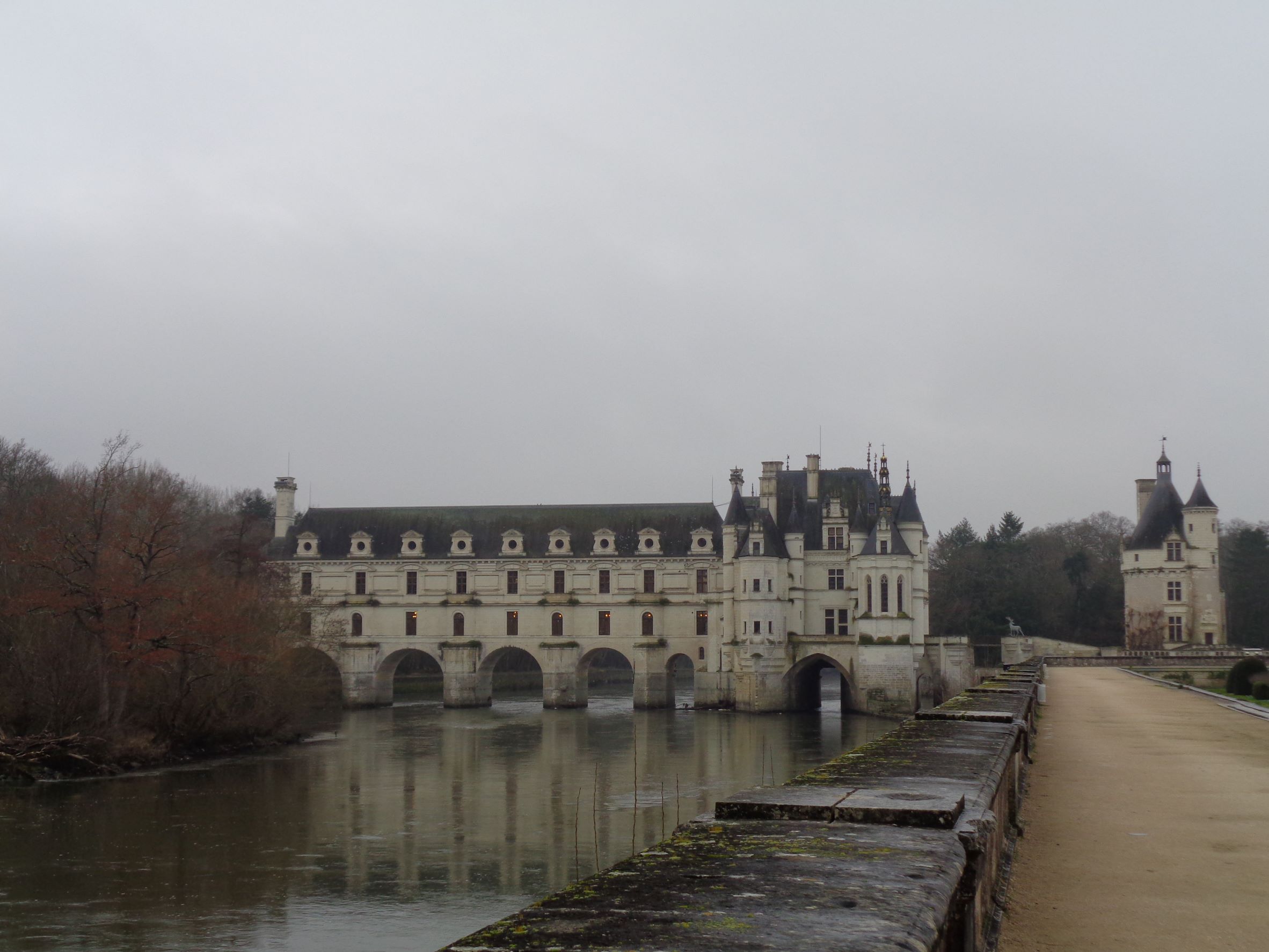 Chenonceau castle gardens to castle galerie over cher river jan22