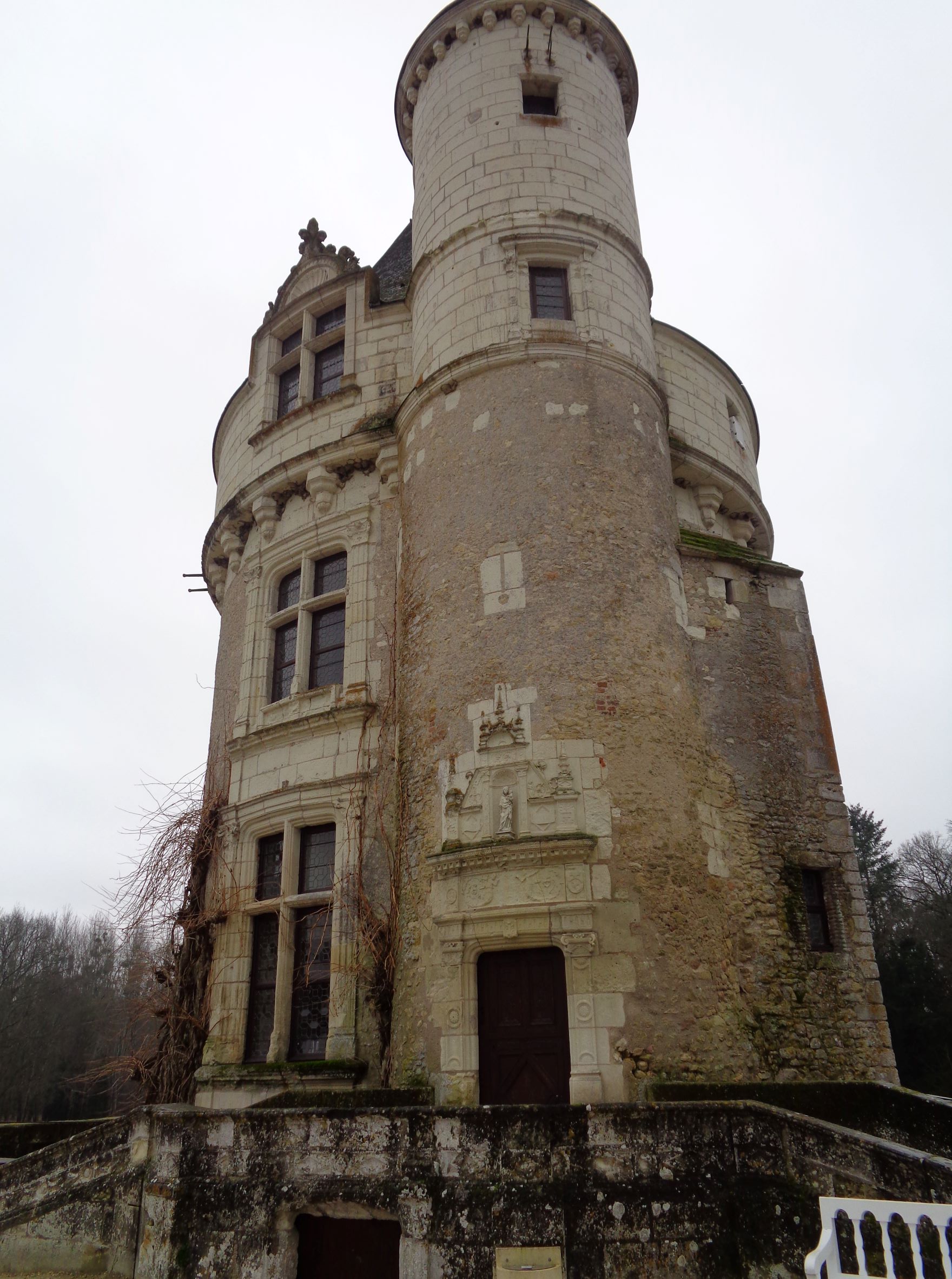 Chenonceau castle tour marques apart front castle jan22