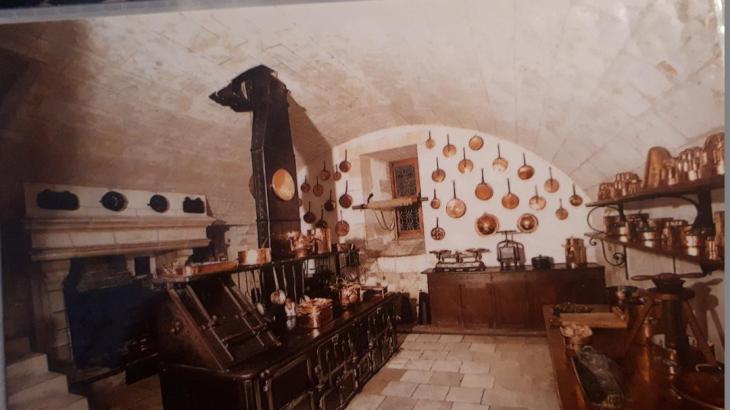 chenonceau chateau kitchen wide apr07