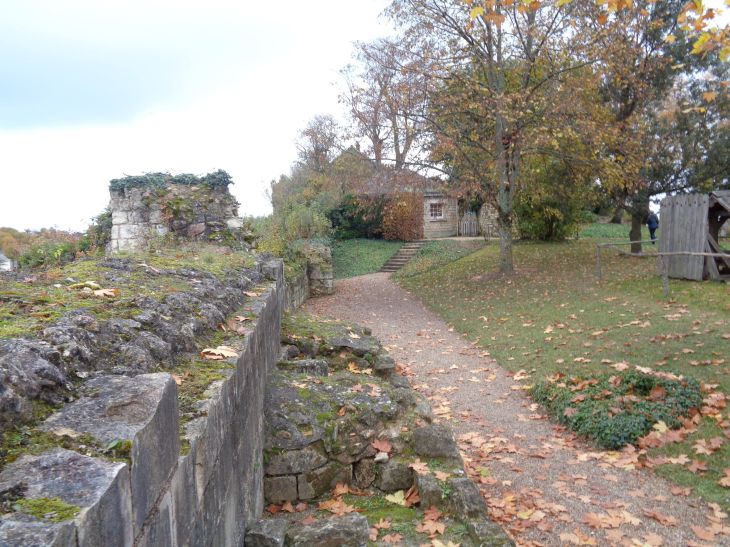 Chinon fortress parvis inside nov21