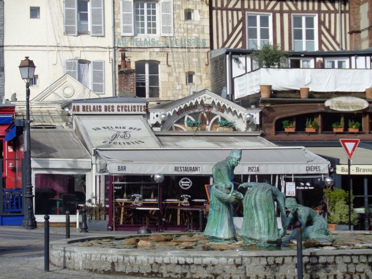 Honfleur au relais des cyclistes fountain oysterpickers women apr23