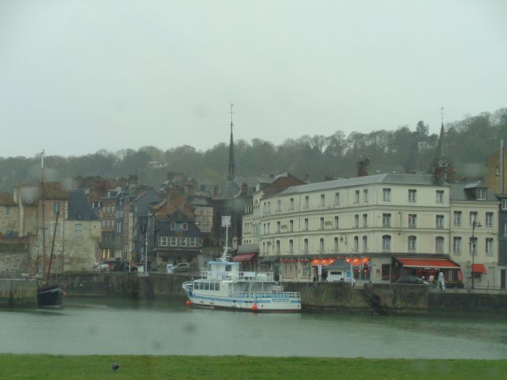 Honfleur boat Aventura harbor entr apr23