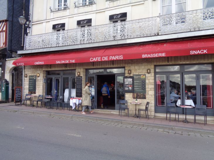 Honfleur cafe de paris front closeup apr23