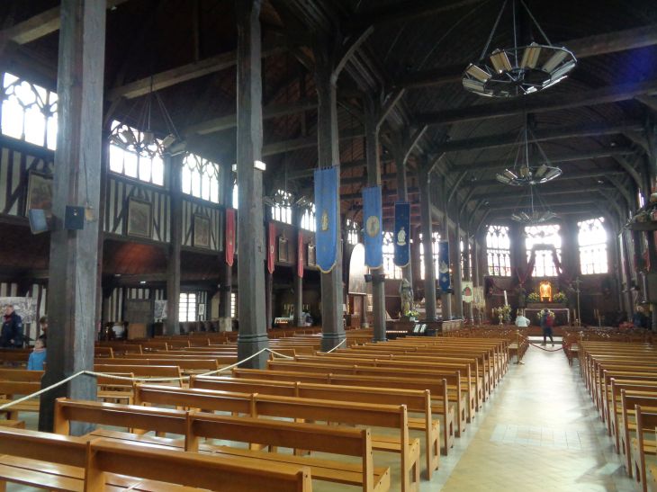 Honfleur ch Saint Catherine nave to altar apr23