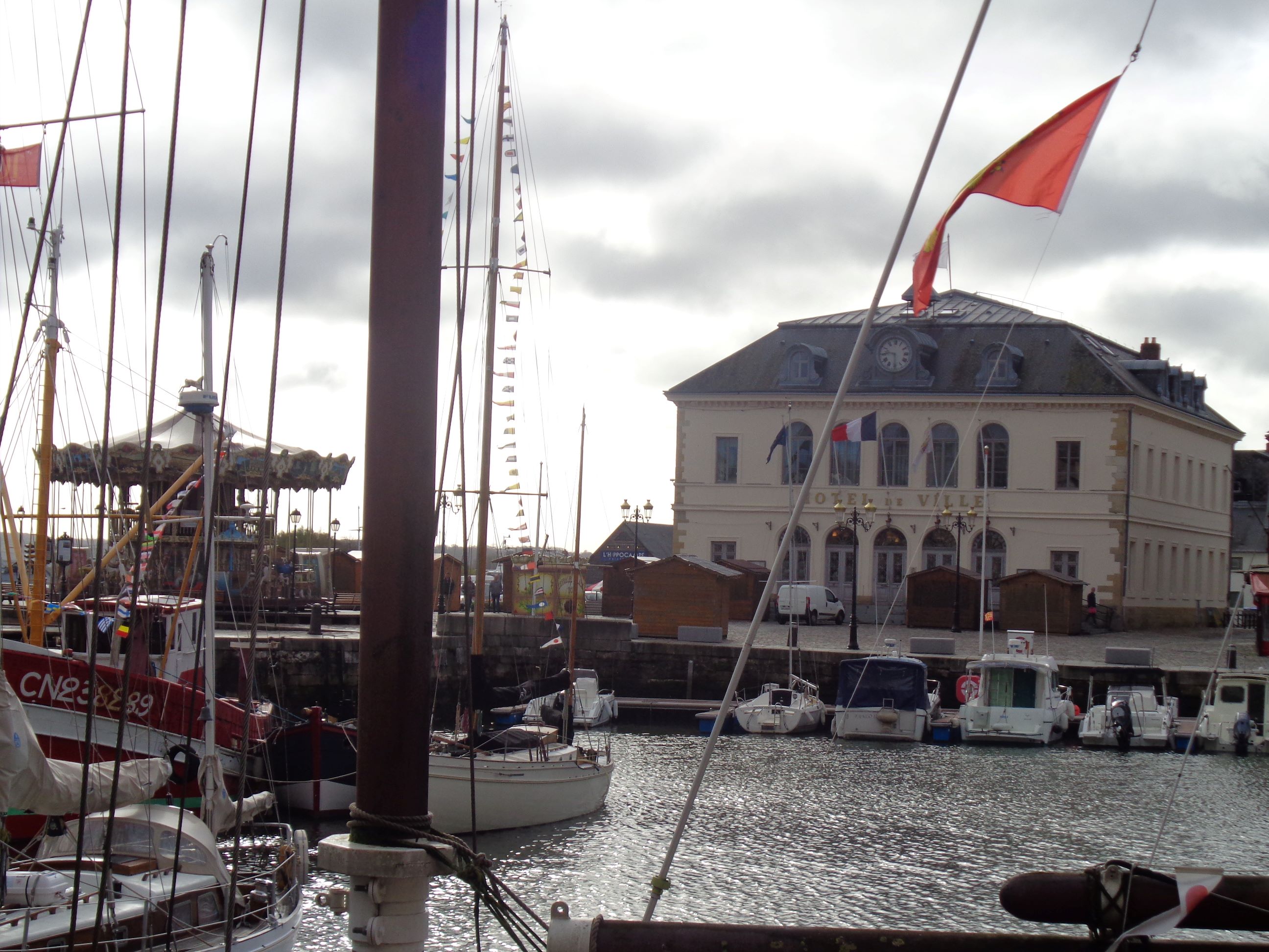 Honfleur Hôtel de Ville across vieux port apr23