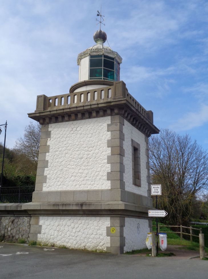 Honfleur phare de Butin beach side apr23
