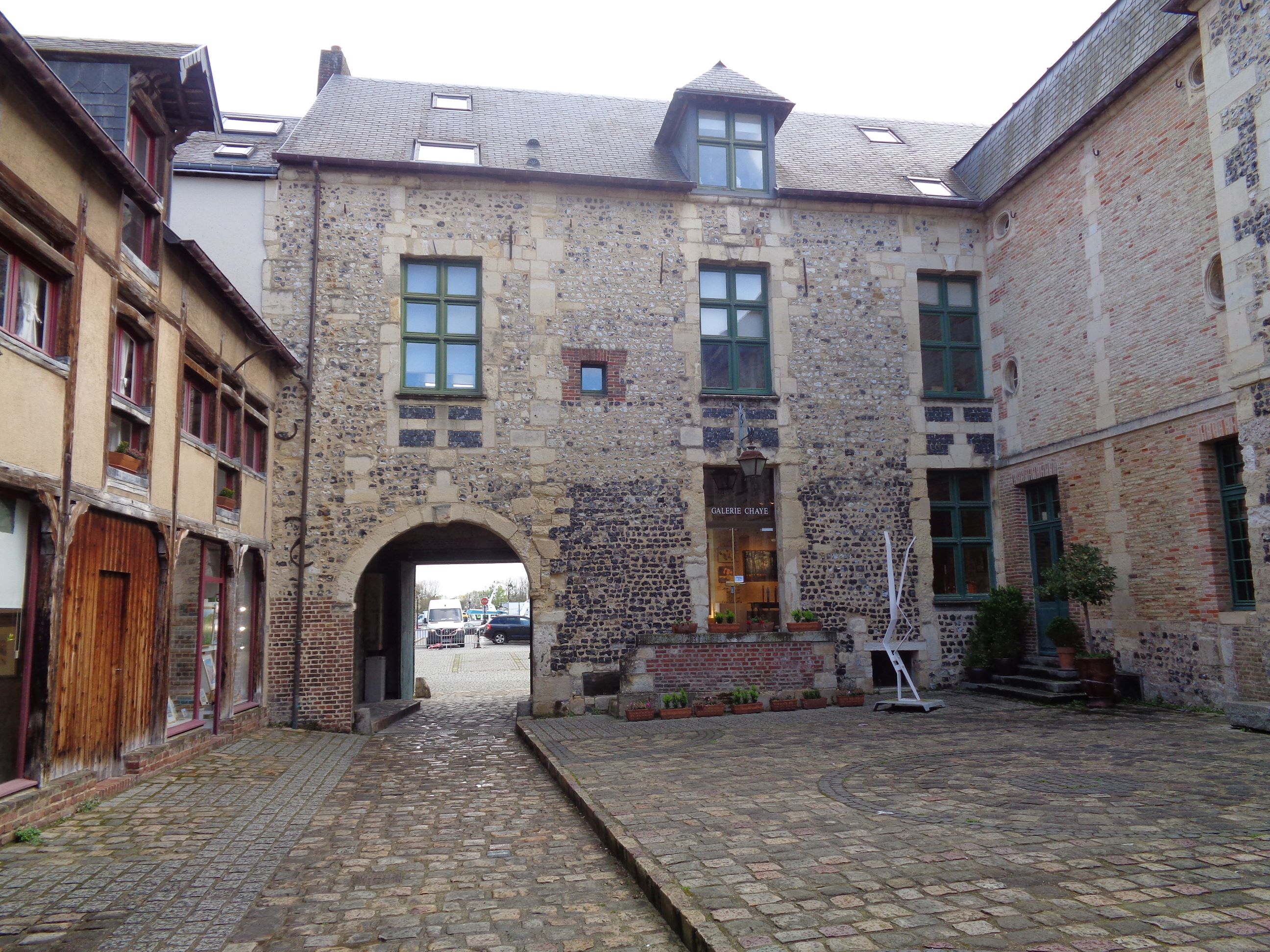 Honfleur rue de la Prison galeries d'arts apr23