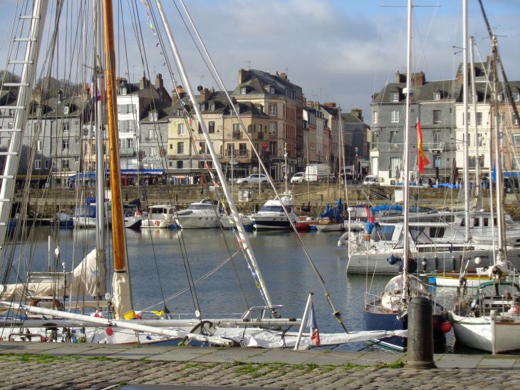 Honfleur Vieux Port across width apr23
