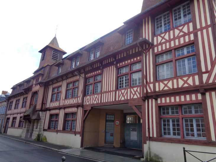 Pont l'eveque Chapelle de l'hôpital former grande rue st michel apr23