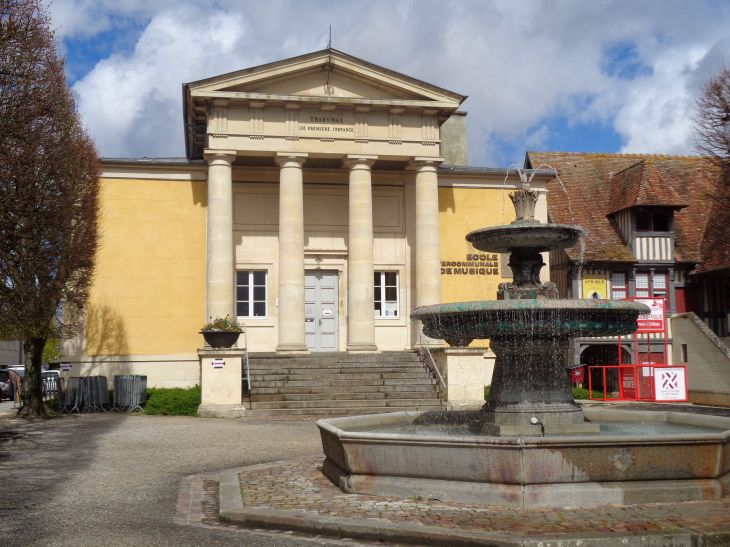Pont l'eveque ecole de musique old justice palace and fountain rue Eugene Pian apr23