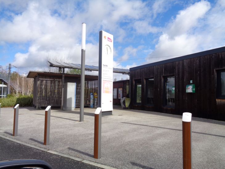 Pont l'eveque gare train station front apr23