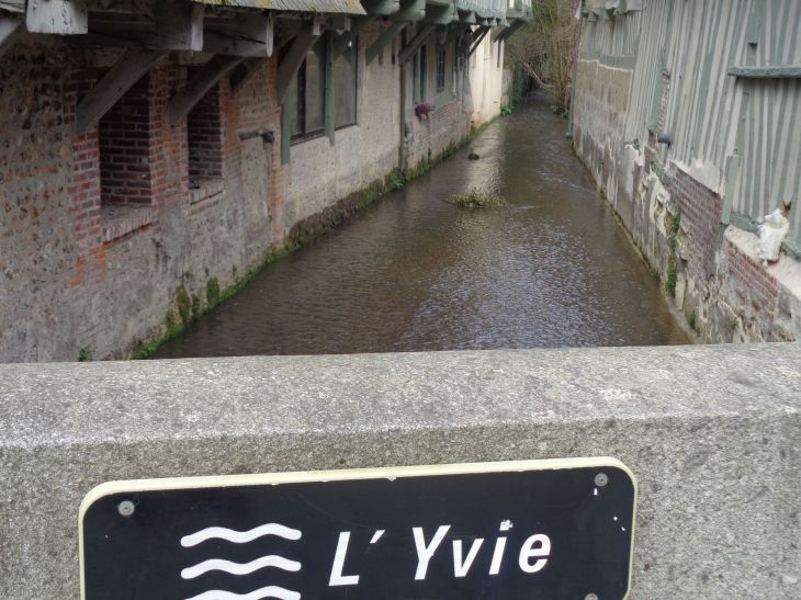 Pont l'eveque river Yvie city center apr23