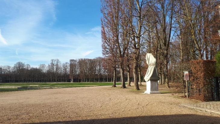 versailles-bassin-de-neptune-statues-ready-for-winter-dec18