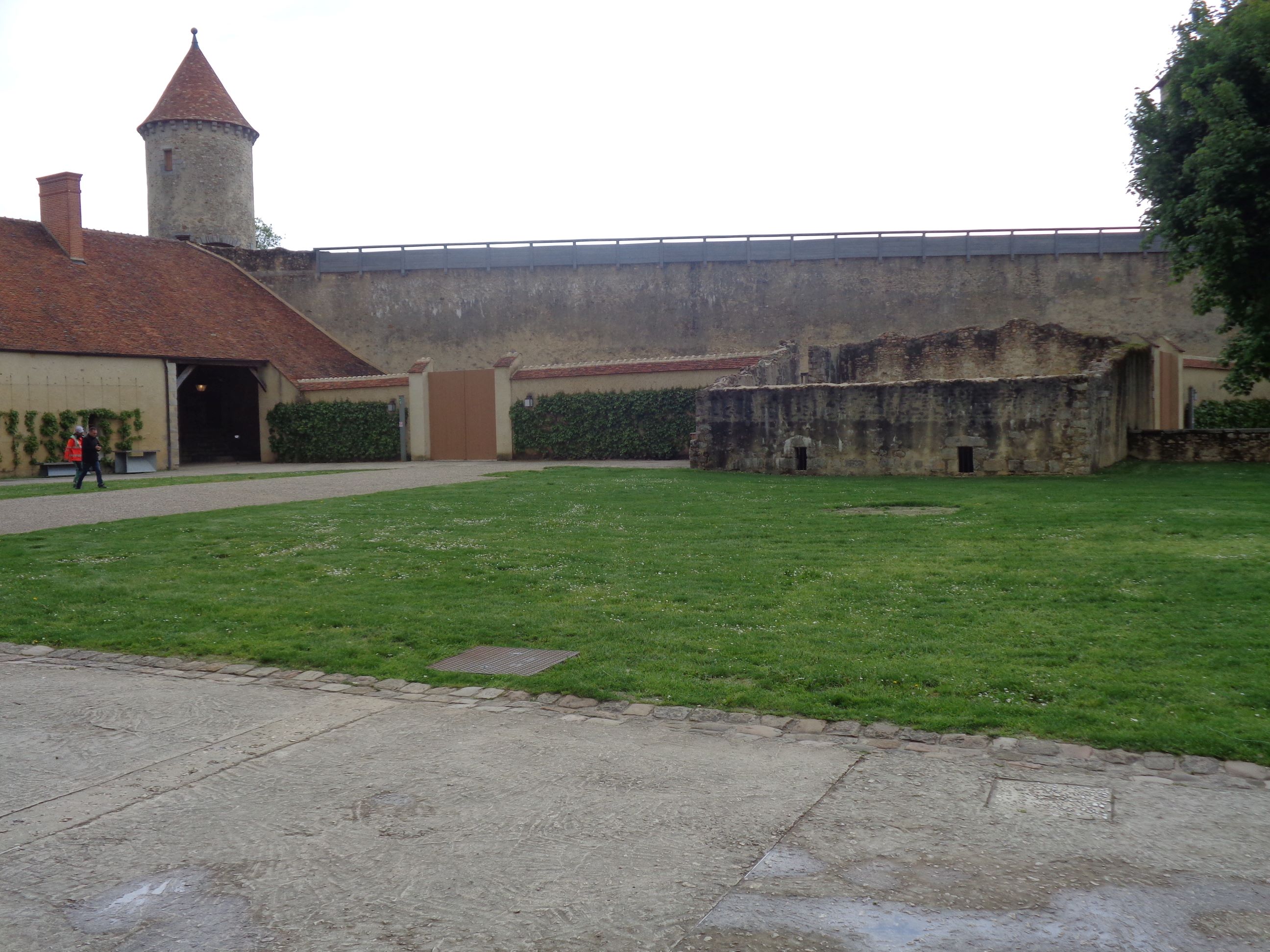 Blandy les Tours castle courtyard may23