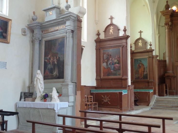 Blandy les Tours ch Saint Maurice chapels left side may23