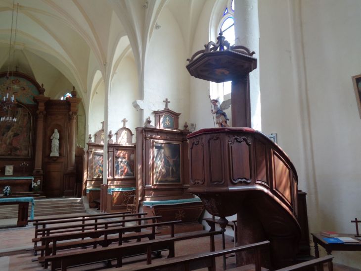 Blandy les Tours ch Saint Maurice pulpit et chapels may23