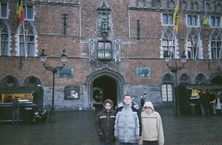 Brugge Beffroi Grand Place et boys c2005