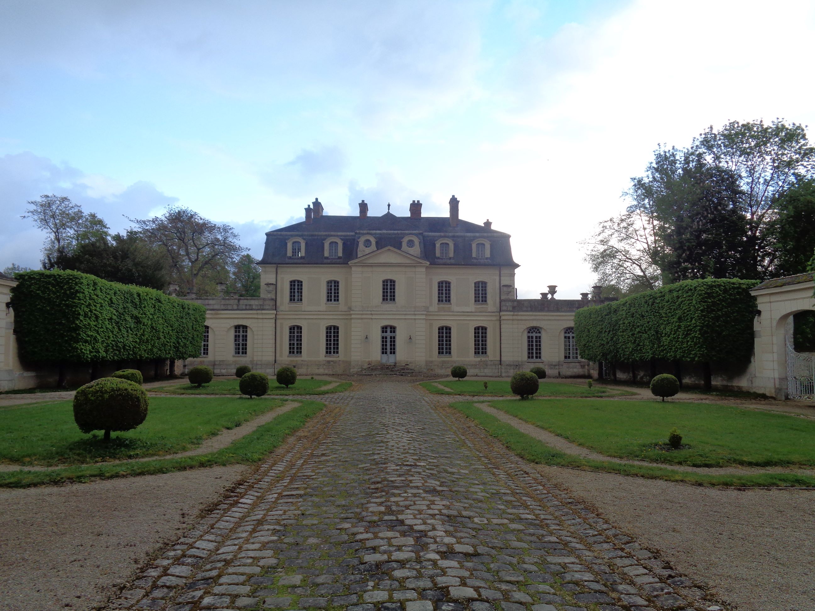 Champeaux castle of Aunoy front inside may23