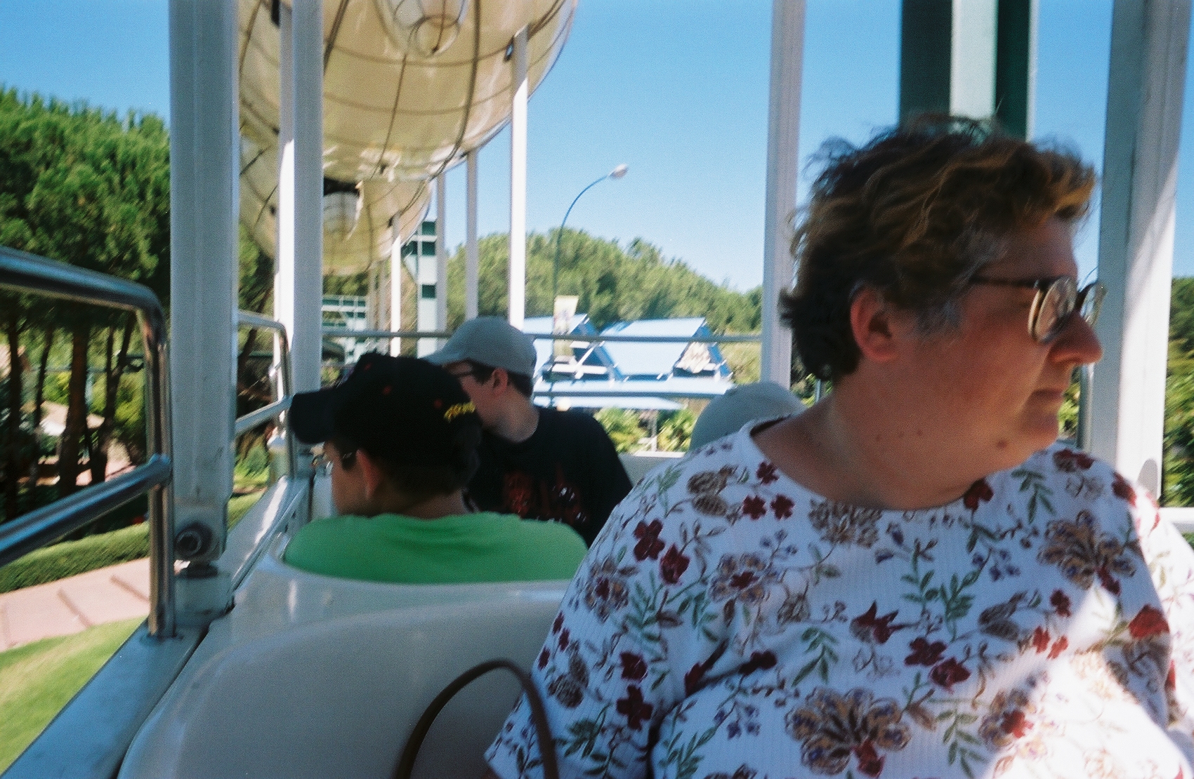madrid parque de atracciones monorail ride MF et boys aug05