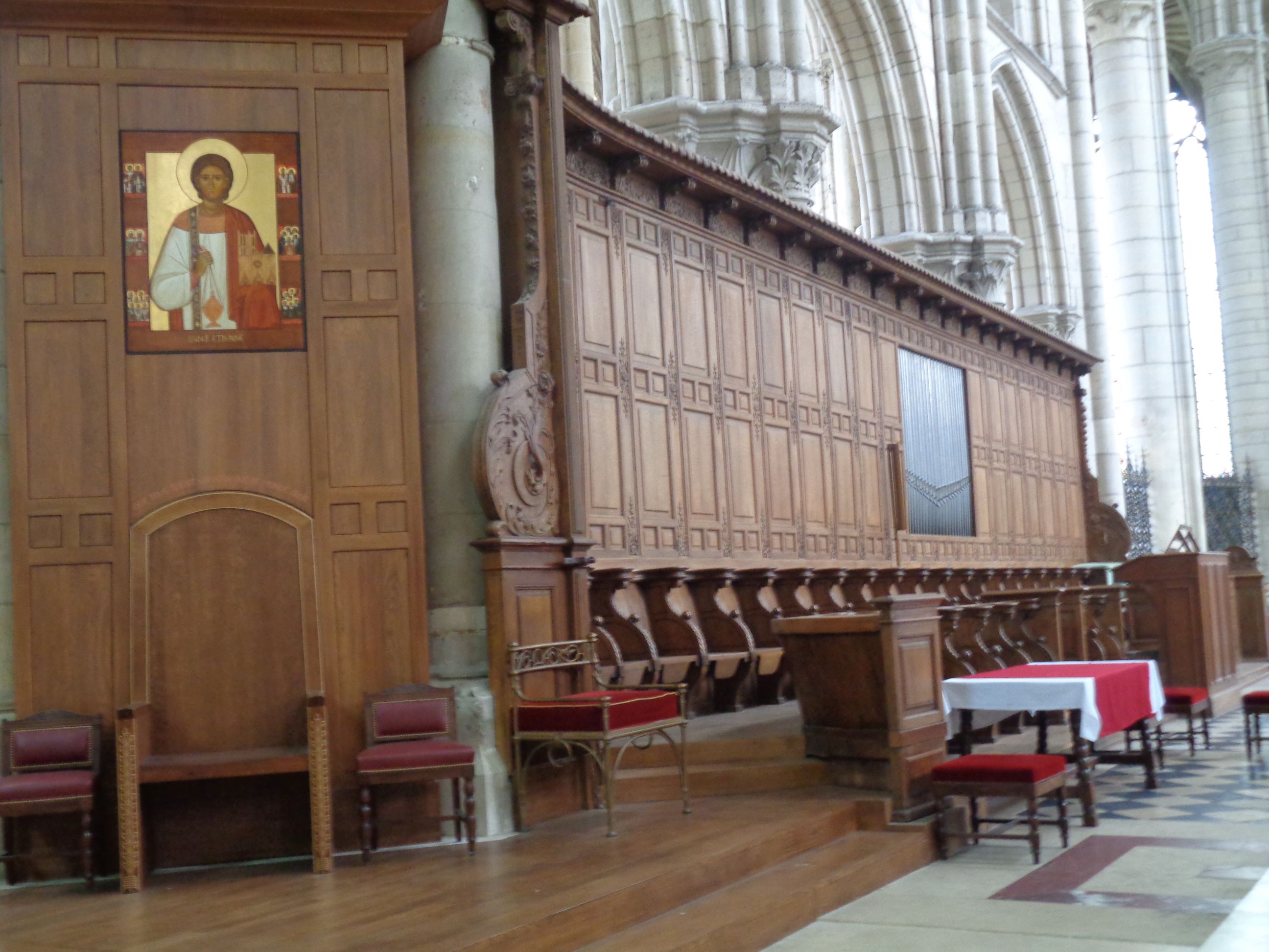Meaux Cat St Etienne altar bishops chair left may23