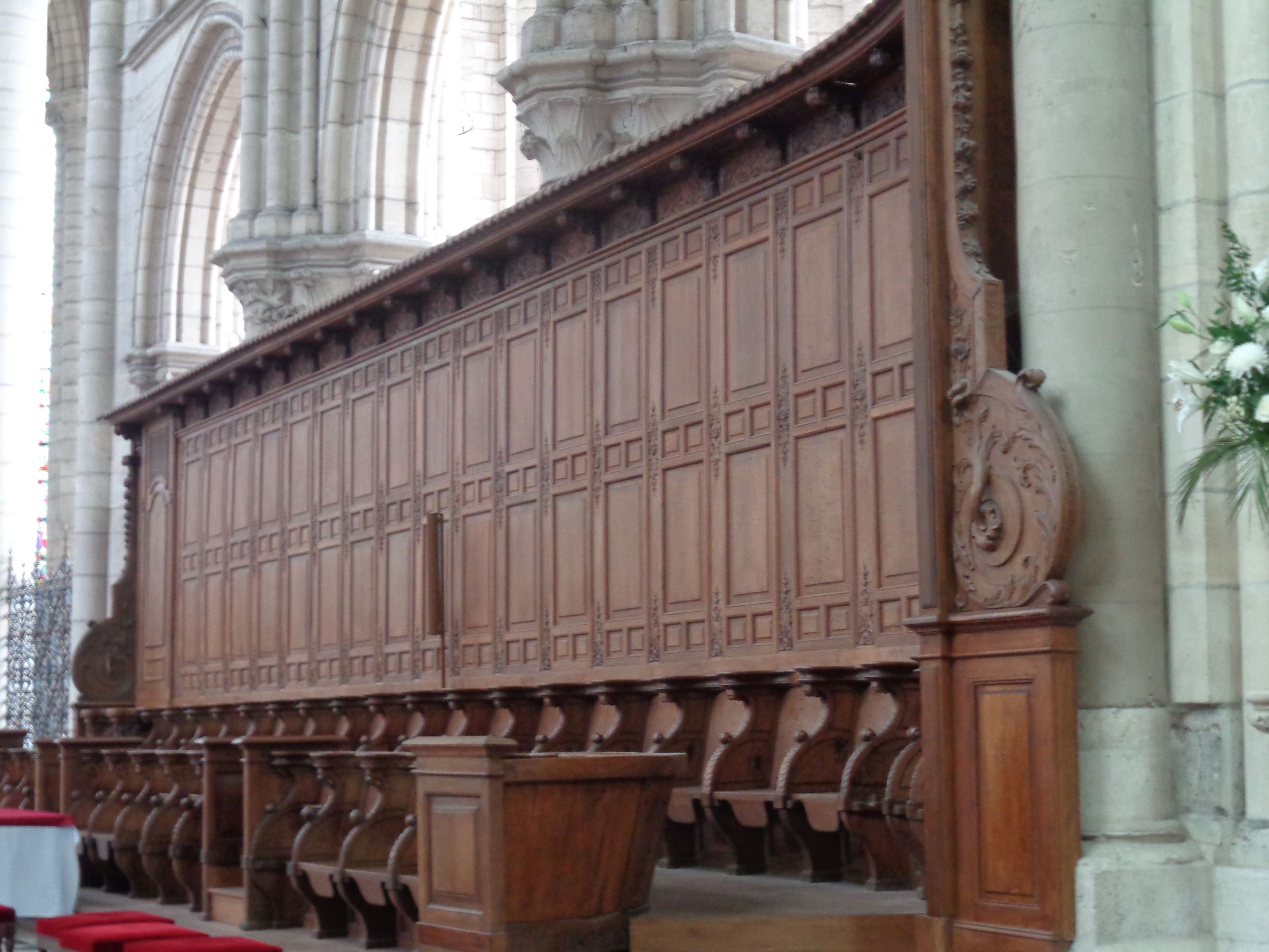 Meaux Cat St Etienne altar bishops chair right may23