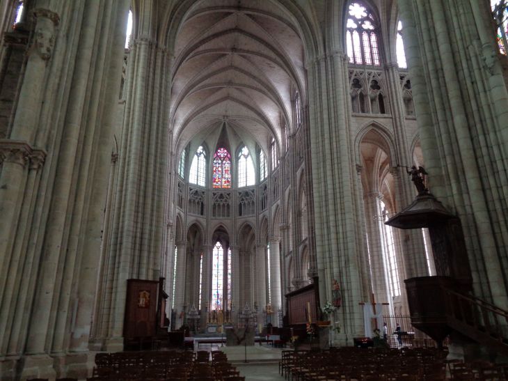Meaux Cat St Etienne nave to altar may23