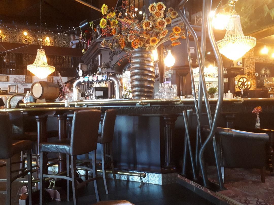 Melun l'Usine pub bar resto counter may23