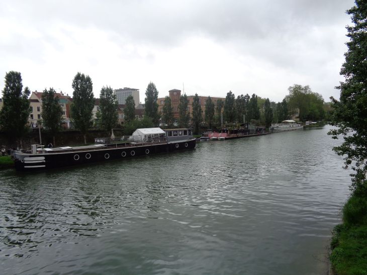 Melun Seine river peniches over bridge may23