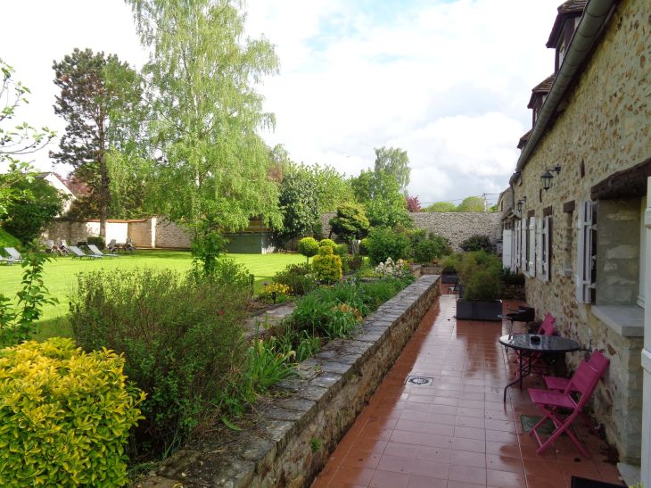 Moisenay domaine des trois châteaux garden entr to appart constance may23