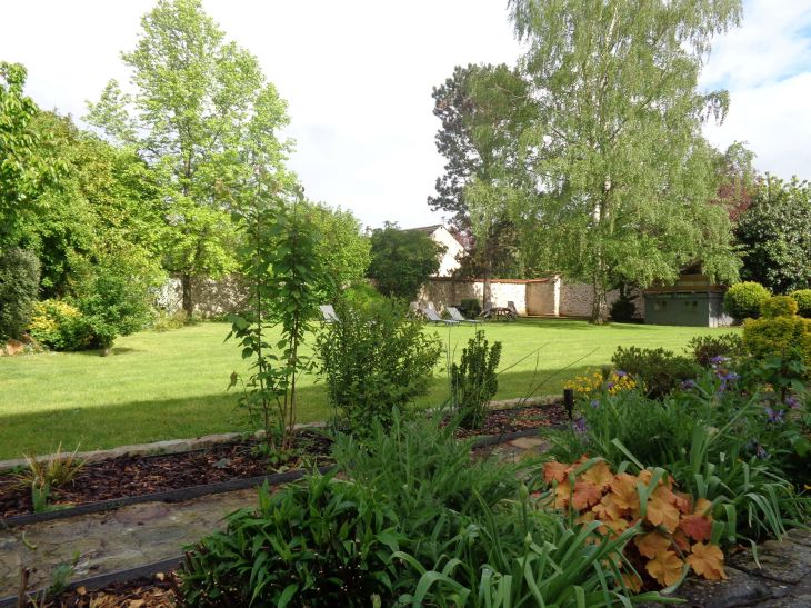 Moisenay domaine des trois châteaux garden may23