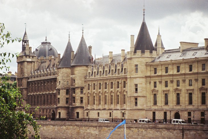 paris conciergerie across seine jul09