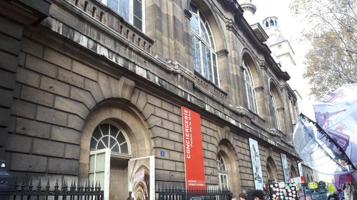 paris conciergerie entrance nov19