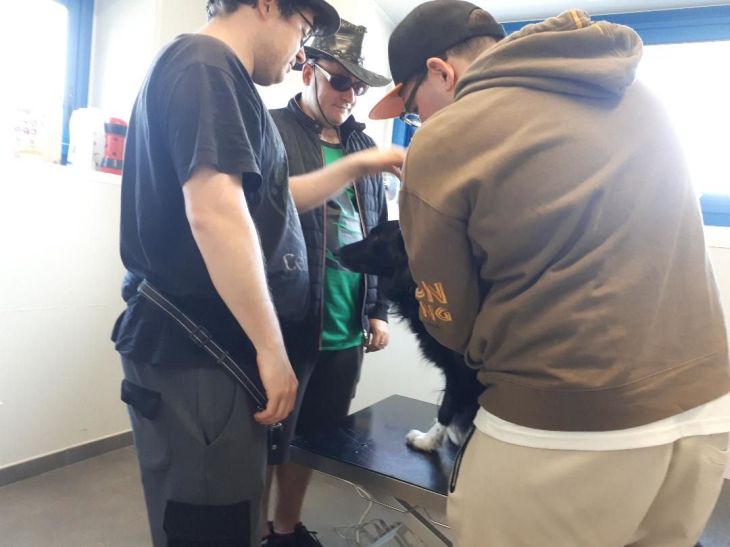 Plu clinique de chene boys with Rex in consultation may23