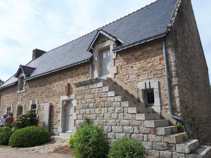 Sainte Anne d'Auray Yves house front may23