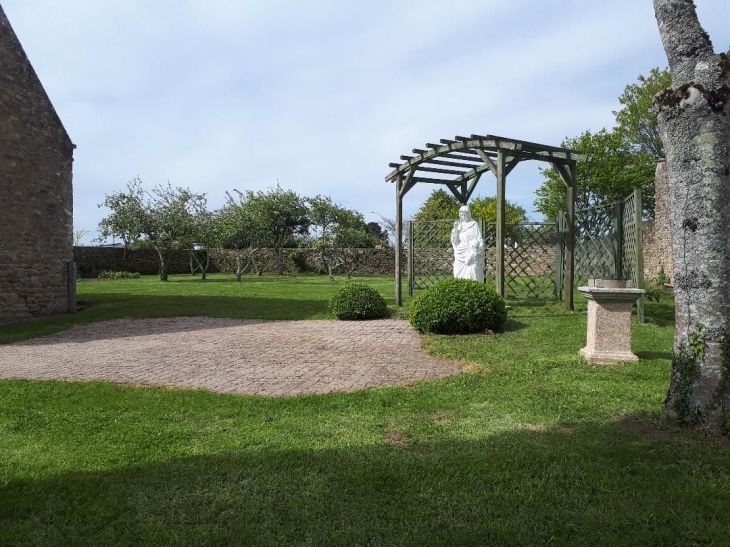 Sainte Anne d'Auray Yves house garden Ste Anne may23