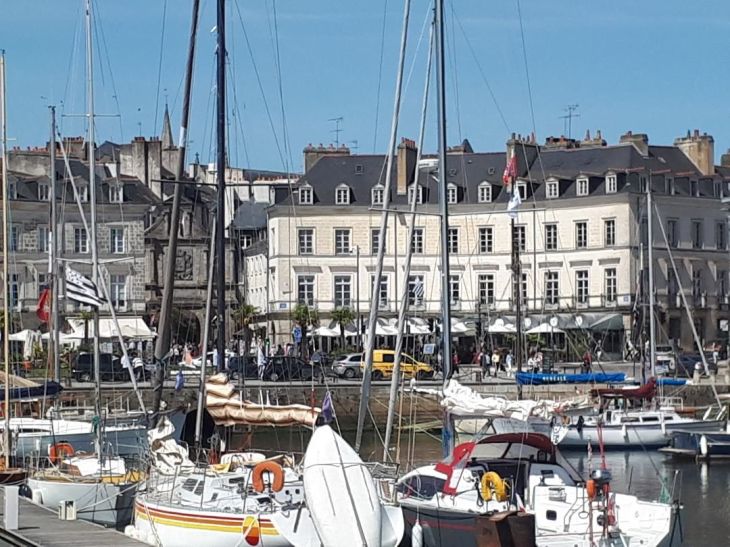 Vannes la gambetta resto pl gambetta marina may23