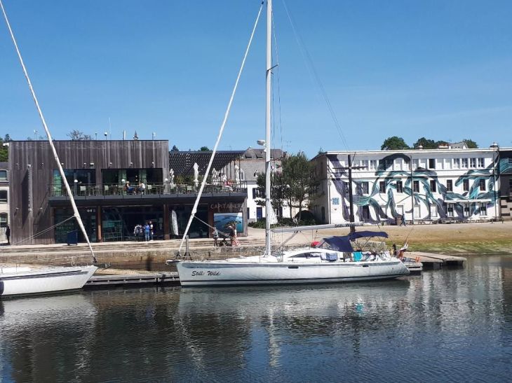 Vannes le port capitanerie et l'aise de breizh resto on top right cafe expo may23