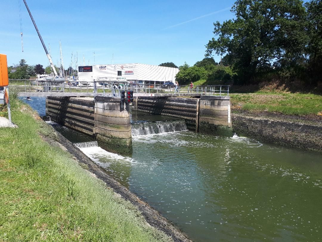 Vannes le port ecluse kerino on canal may23