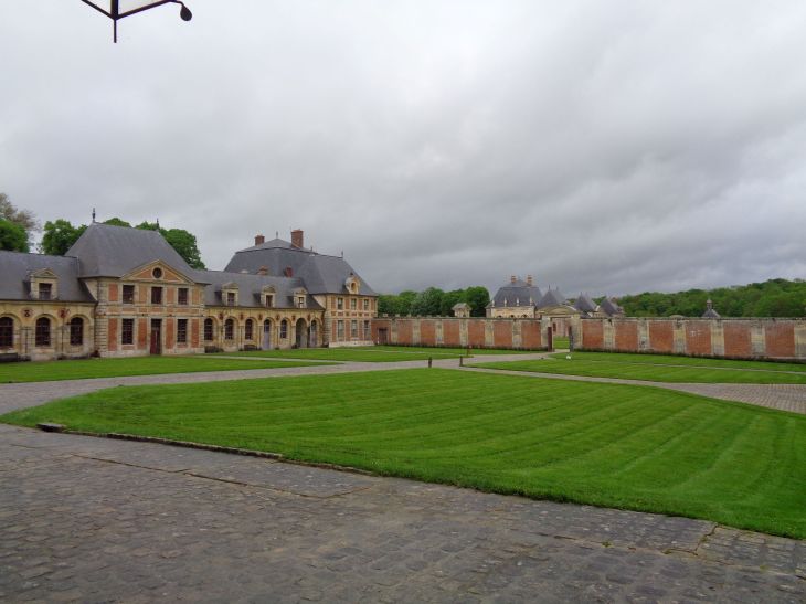 Vaux le Vicomte castle carriage museum to castle road may23