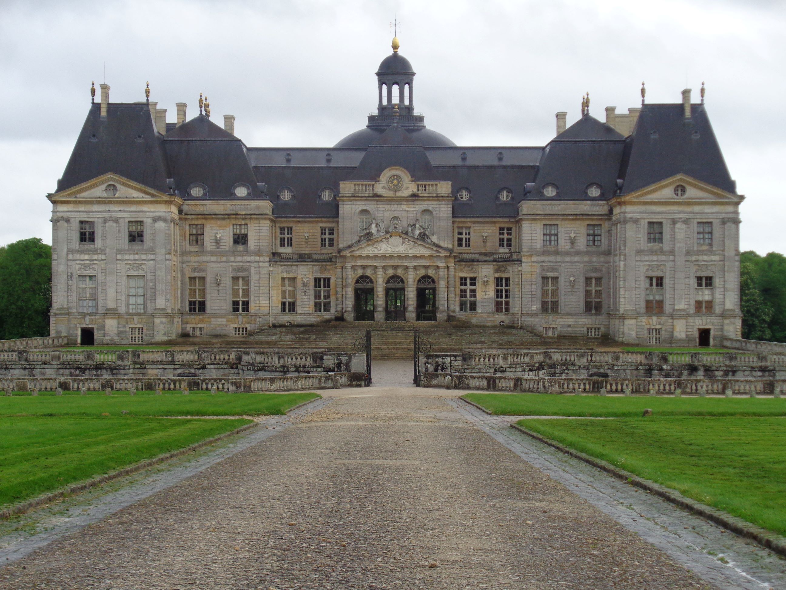 Vaux le Vicomte castle front inside may23