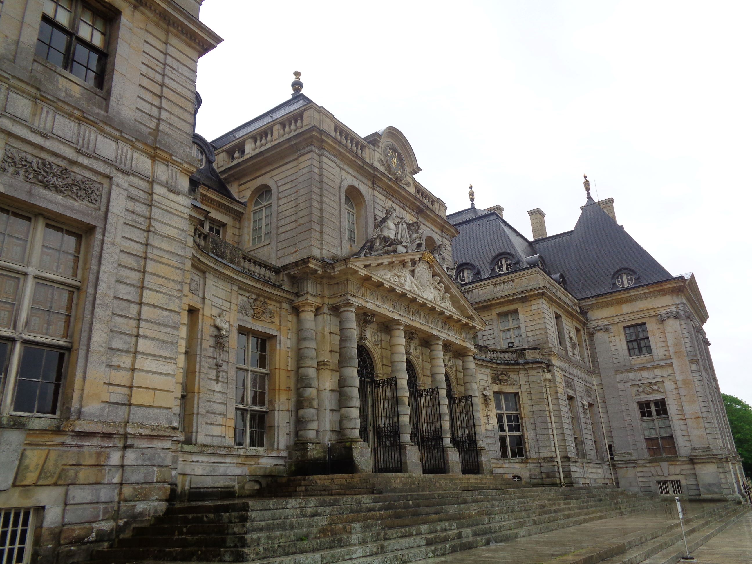 Vaux le Vicomte castle front side may23