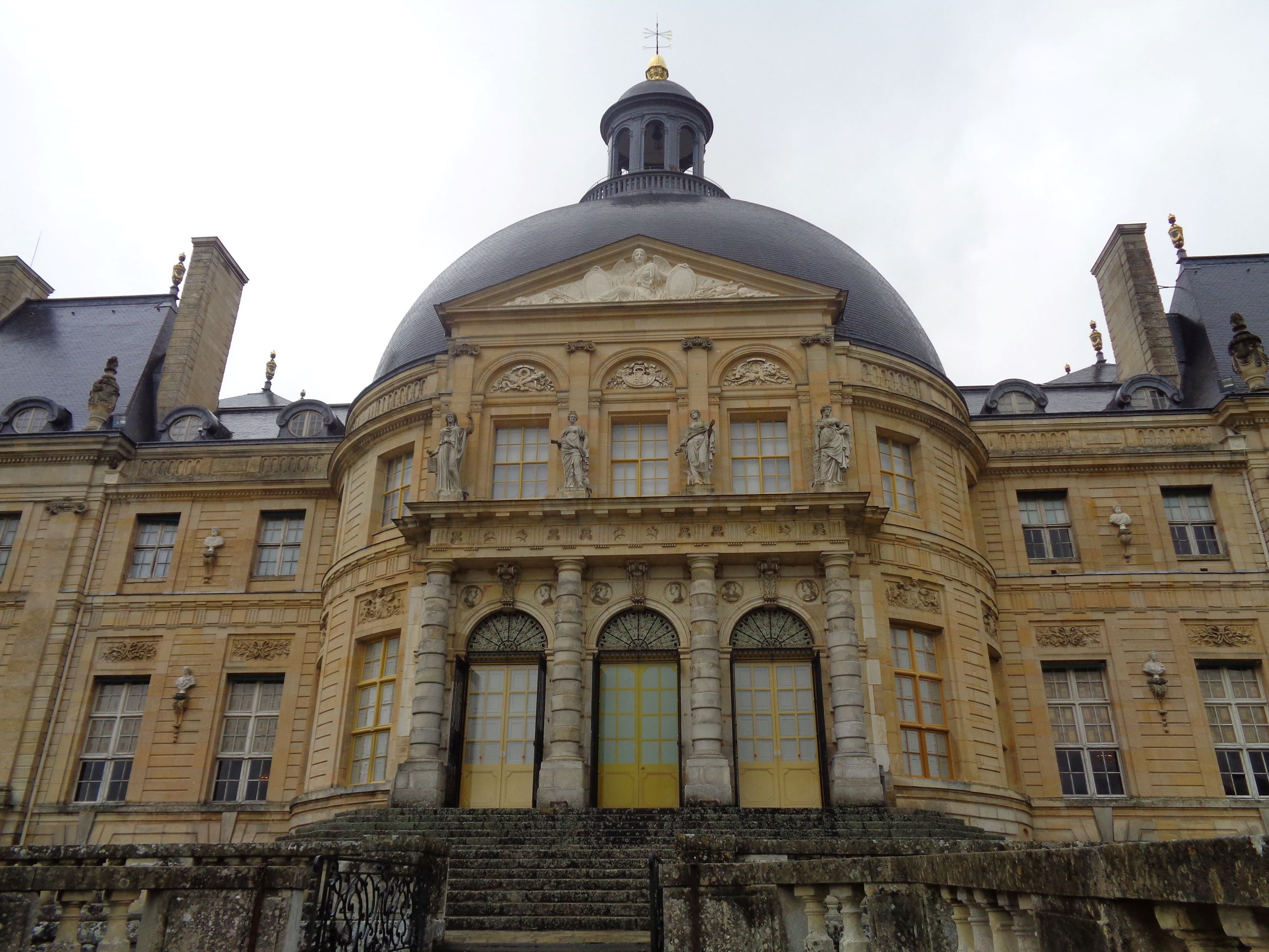 Vaux le Vicomte castle gardens back of castle may23