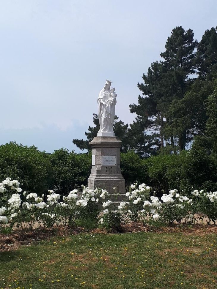 Arradon Centre Spirituel de Penboc'h Virgin Mary and Child statue jun23